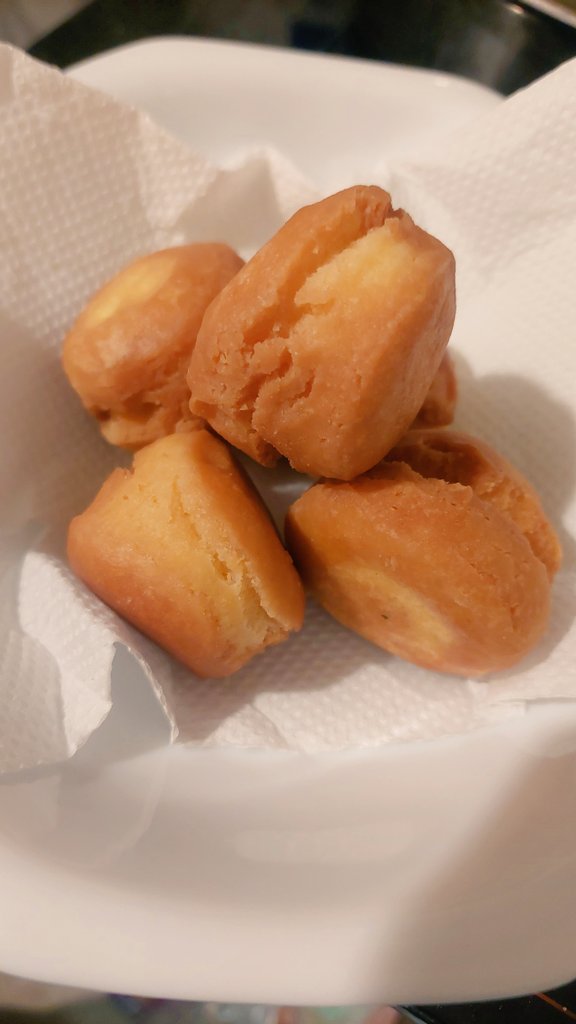 Lio_rinrin's tweet photo. 深夜のサーターアンダギー祭り

甘さ控えめにしましたが揚げものなのは変わらないので深夜のギルティ、、 https://t.co/GbUoMxW9d0