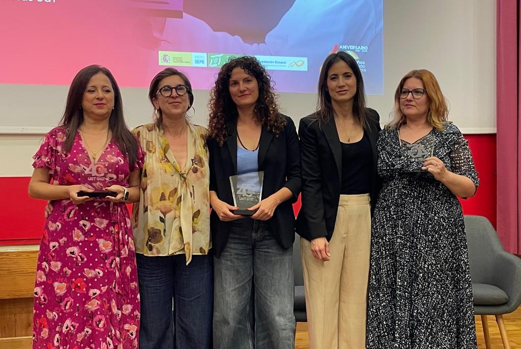 UGT_Comunica's tweet photo. Seguimos en directo con los reconocimientos a Mujeres Técnicas y Cuadros UTC 2026 💜
🏅 Enhorabuena a las premiadas: Loli Herrera (@OficinasFICANA), Raquel Ruiz (@ugtcaixabank) y Rosario Amador.
#UTCUGT40 #UTCUGT #MujeresEnLaCiencia #Igualdad
@lolanagi11 @UTC_UGT @EUROCADRES