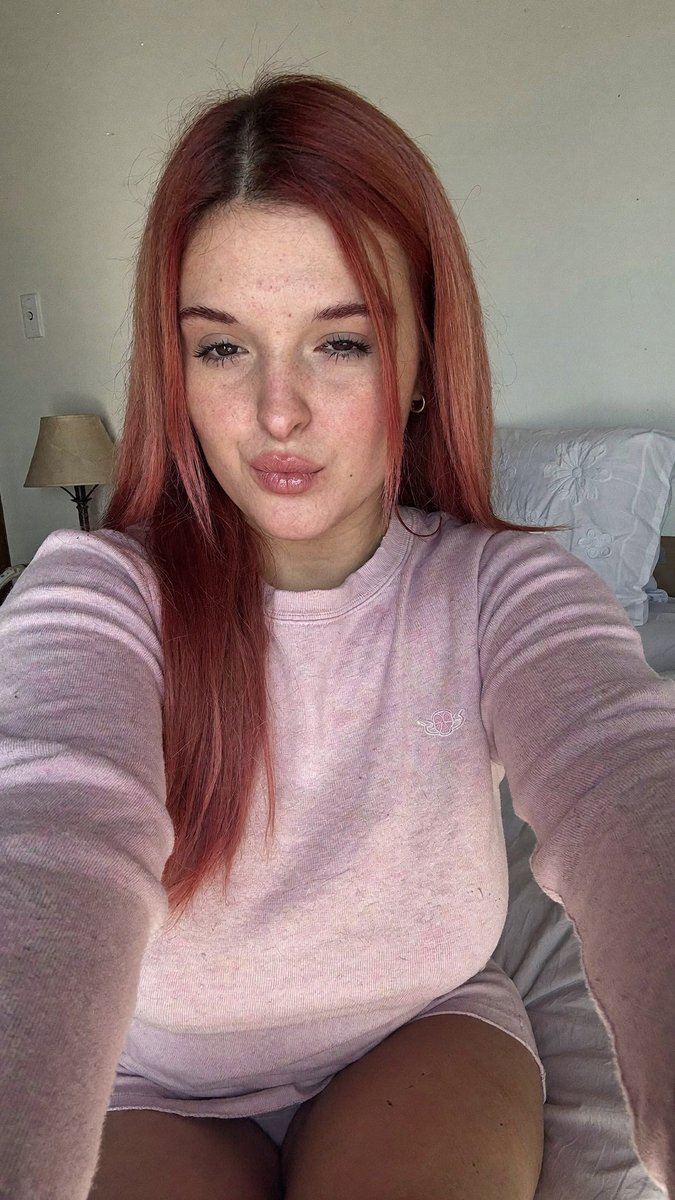 MaeeLmn's tweet photo. Embrasserais-tu une grosse aux cheveux rouges(sois honnête) ?      

◯ Oui             

◯ Non              

◯ Ça dépend https://t.co/MQ5xtCTLjK