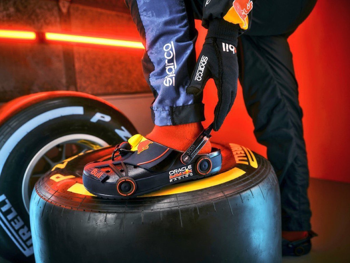 RedBull x Crocs コラボサンダルが国内5月22日（金）10:00 より発売