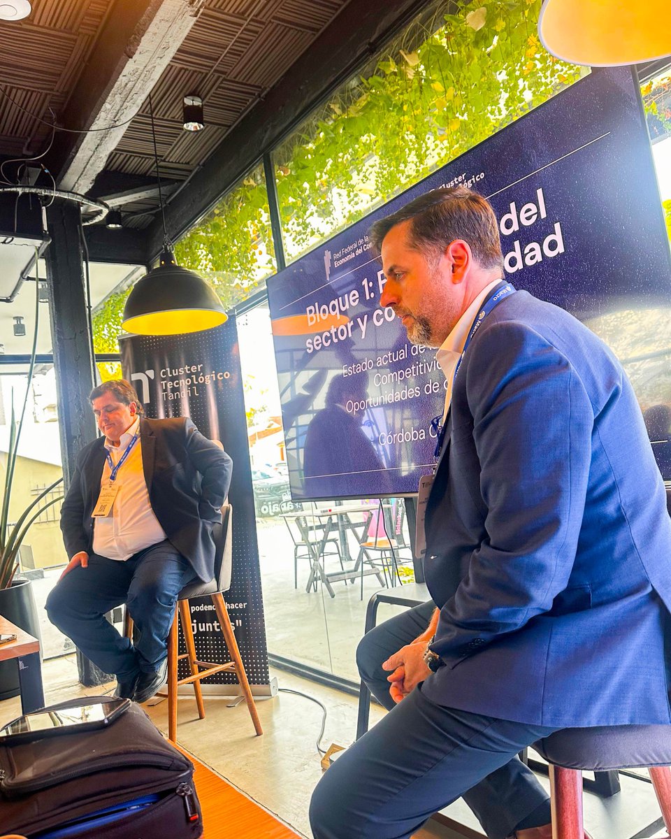 ClusterCba's tweet photo. Así cerró un nuevo gran encuentro de la @RedFederalArg 
En el Dique de Tandil se realizó la foto final y el cierre del evento, con la participación del representante del #CórdobaCluster en la Red Federal, @poblacion , y los socios @DarioYvanoff   y @scarranzatorres https://t.co/6JTOooMwyf
