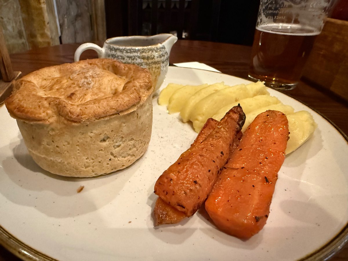 Andy_Watt's tweet photo. Delicious pie and mash at my favourite #London boozer! https://t.co/UUqhoKGtlr