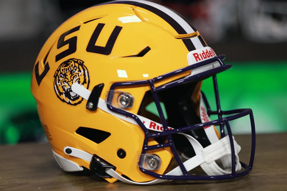 twosuh's tweet photo. How do I need to speak to in order to bring the purple helmets back? 

It doesn’t even even need to be the color changing one, just give us a glossy purple helmet @LSUfootball https://t.co/6miksWJvIo