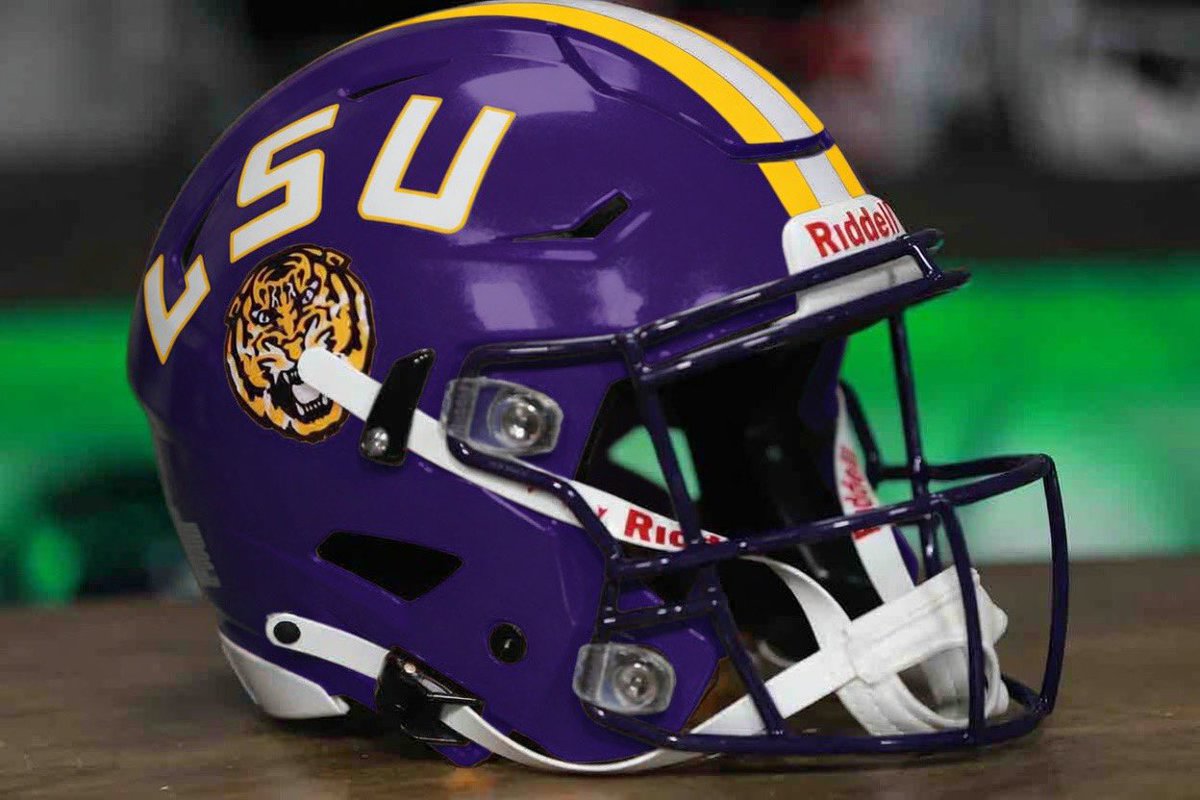 twosuh's tweet photo. How do I need to speak to in order to bring the purple helmets back? 

It doesn’t even even need to be the color changing one, just give us a glossy purple helmet @LSUfootball https://t.co/6miksWJvIo