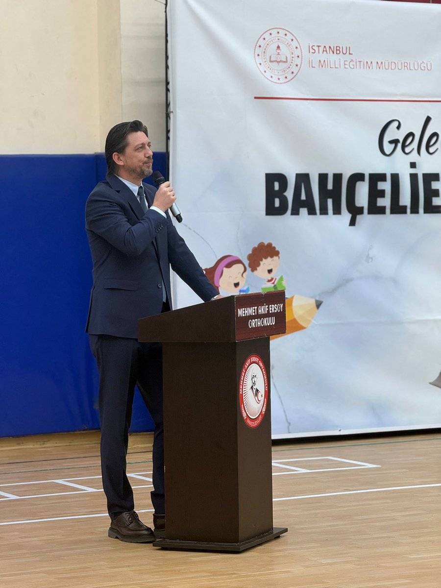 GokselE's tweet photo. Geleceğin Yazarları Projesi kapsamında Mehmet Akif Ersoy Ortaokulu’nda gerçekleşen kitap fuarına ilçe milli eğitim müdürümüz ile beraber katılım sağladık. 

Düşüncelerini, hayallerini ve duygularını kağıda aktıran öğrencilerimizin muhteşem eserlerini keyifle inceledik 😊 https://t.co/SWHmITIwWv
