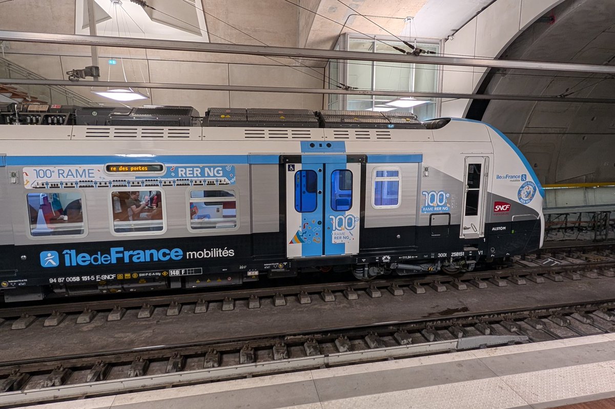 BMazerolles's tweet photo. Le 100e RER NG en gare de de Neuilly - Porte Maillot. https://t.co/aln1jLwaPV