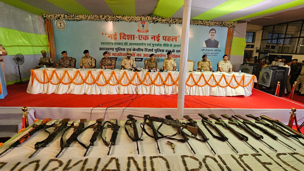 nirajsinhajh's tweet photo. The surrender of 25 CPI-Maoists, who were synonymous with terror in the #Kolhan &amp; #Saranda regions, and two JJMP militants along with weapons, is being seen as a significant success for the @JharkhandPolice &amp; @crpfindia. The search for Misir Besra, bounty of Rs1 crore, continues. https://t.co/4FSSFzdr3b