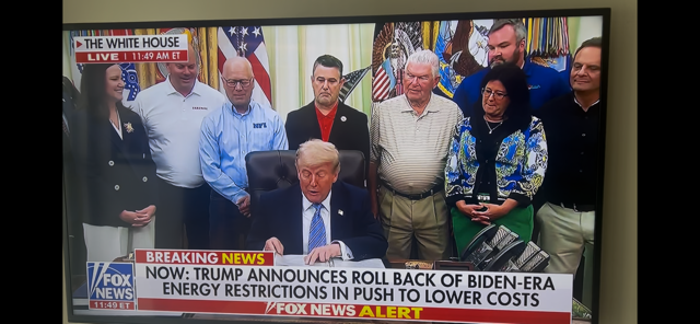 NationalGrocers's tweet photo. Great having NGA Members at @WhiteHouse with @realDonaldTrump for the important rollback of the Technology Transitions Final Rule. The rule would have placed an outsized and unsustainable burden on America's independent community #grocers

Thank you @realDonaldTrump for your leadership and support of America's independent grocers!