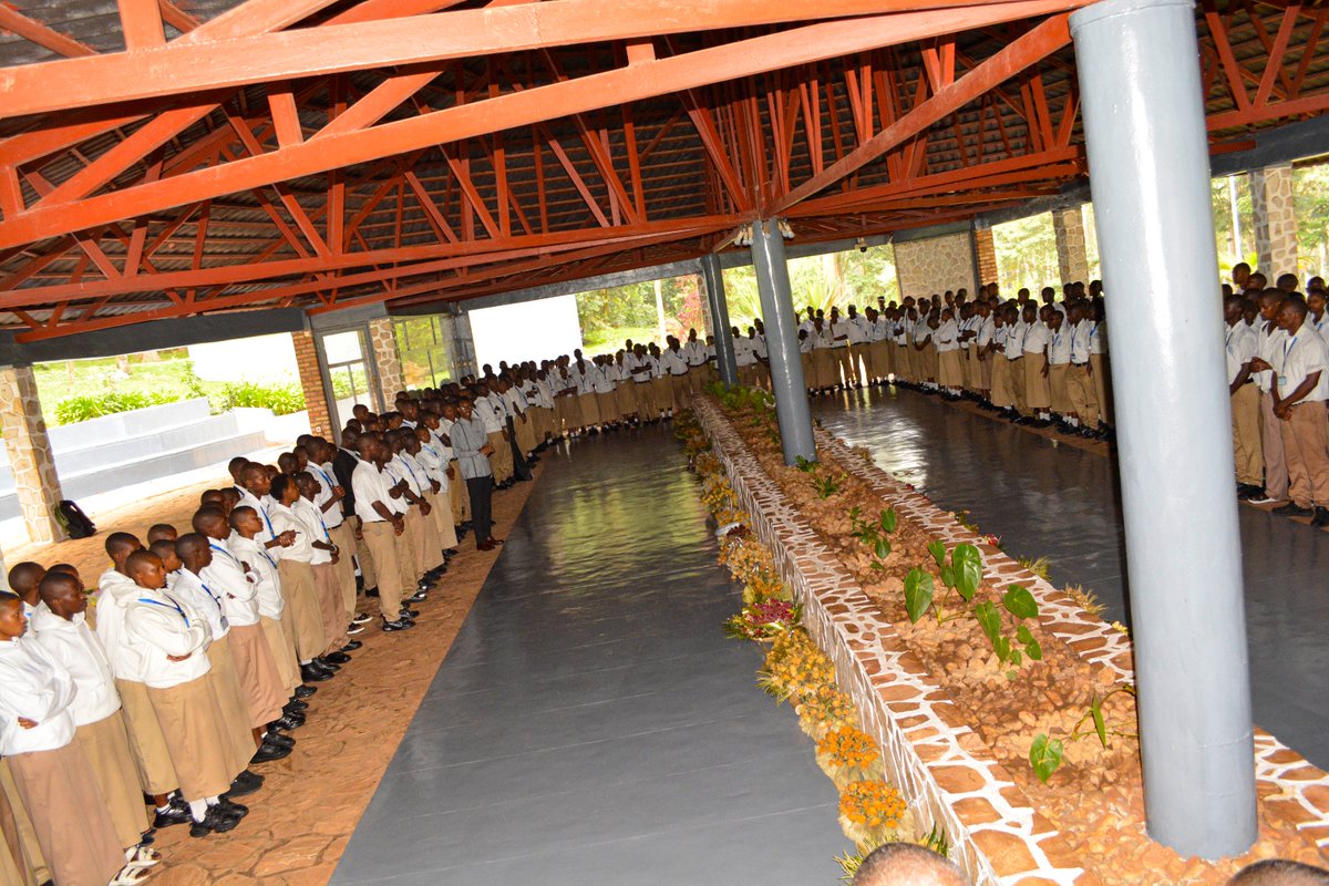 rwabuye's tweet photo. Murwego Rwo kwitegura Kwibuka kunshuro ya 32 #Kwibuka32 ,Tariki 26/05/2026,  ejo abarezi n'abanyeshuri ba @rwabuye TSS basuye Urwibutso Rwa jenoside yakorewe abatutsi 1994 Rwa Kaminuza y'Urwanda ishami rya Huye @UR_Huye Bunamira abaharuhukiye Knd basobanurirwa amateka ya jenoside https://t.co/WtBXj9e8o6