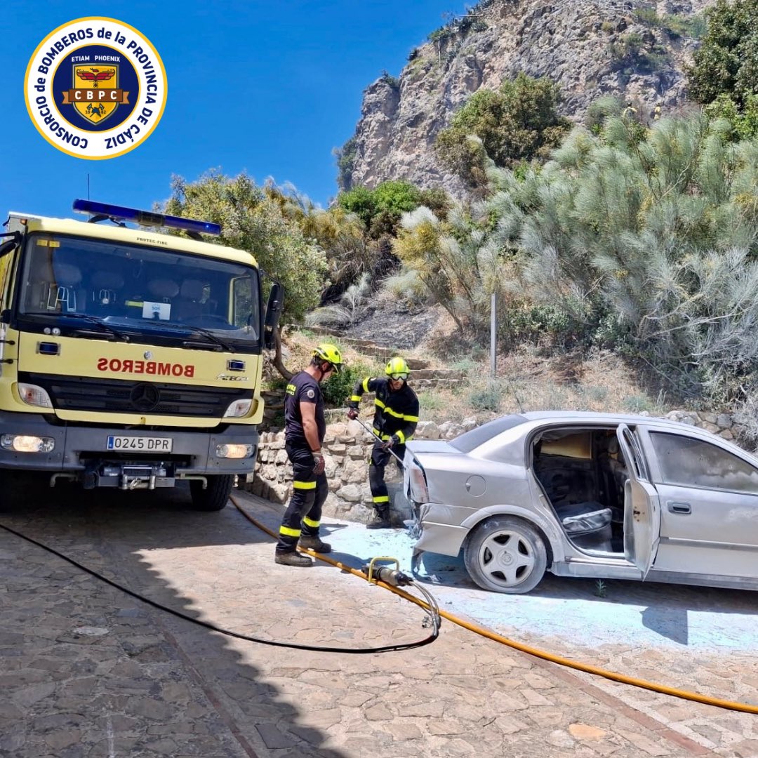 BomberosCbpc's tweet photo. 🗓️21/5/26⏰14h
Salida de parques #Olvera y #Villamartín con @Plan_INFOCA por incendio de pastos en #ZaharadelaSierra, detrás del Castillo
Confinamos a las personas de una residencia cercana y rescatamos varios animales
Afectado también un coche
Arden unos 1500m2
🧑🏼🚒7 🚒3
#CBPC https://t.co/F29mMyzAmU