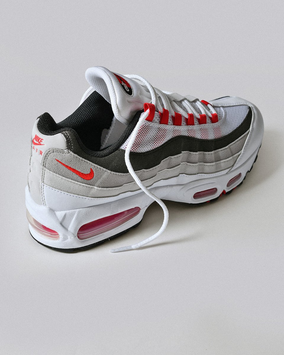 fenom's tweet photo. La réédition de la Air Max 95 OG Comet Red est disponible https://t.co/F4ou9BbUKK  🚨 https://t.co/eiw6PiqwLg