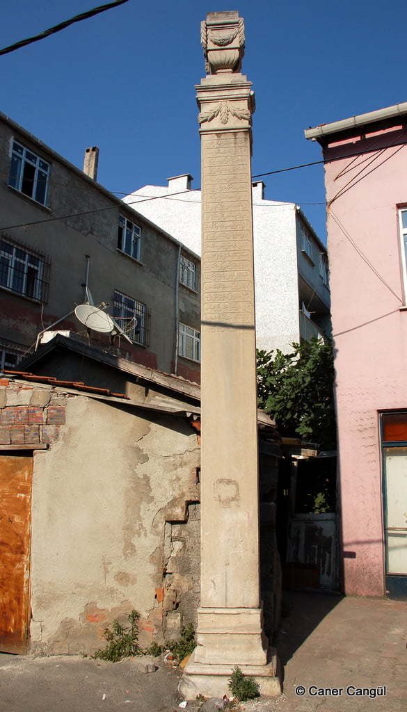 caner's tweet photo. Okmeydanı’ndaki menzil taşlarını ilk olarak 2008 yılında çekmiş ve bulabildiklerimin tam konumlarını kaydetmiştim. Sonra 2015’te tekrarlamıştım. Artık müzeye kaldırıldı anıtsal olanlar. II. Mahmut’a ait olan taşın yeri artık boş tabi. https://t.co/nvYziLskIb