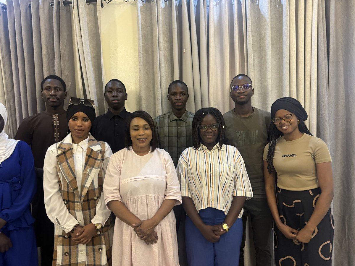 khady_camara1's tweet photo. J’ai été très honorée cet après midi par la visite des étudiants de l’UCAD. Tous membres de l’association ASEAPE la crème de la crème! Dès moments de partage mémorables ! Merci pour l’intérêt porté à ma personne et à l’association Vacances Vertes! Très émue! ⁦@Seynaboo_777⁩ https://t.co/kf6qkNGhv5