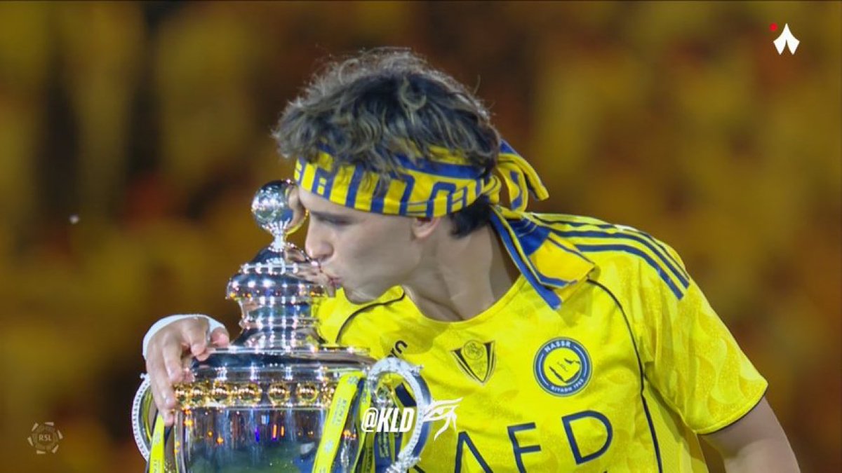 0vNFC's tweet photo. احبك 💛💙💛💙 https://t.co/qOoN2vNvJK