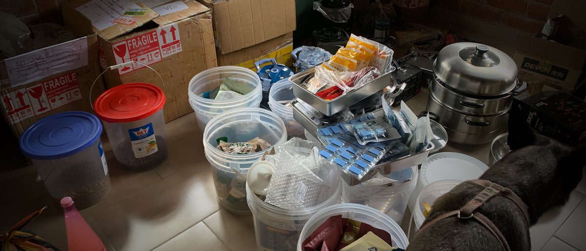 yeszlj's tweet photo. 解馋的可到了

三个大包裹，漂了两个月

各种坚果，调味品，还有厨具

一间卧室全给铺满了

这个尝尝那个尝尝，都不用惦记晚饭了 https://t.co/beITBXpaOL
