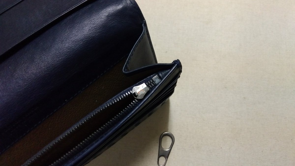Feb19ch's tweet photo. ボッテガヴェネタ長財布
お預かりしました
小銭入れのファスナー
引き手破損
スライダー交換しまして直りました
#ボッテガヴェネタ
#ファスナー
#結城市
#クリーニング https://t.co/kqogrHgUNX