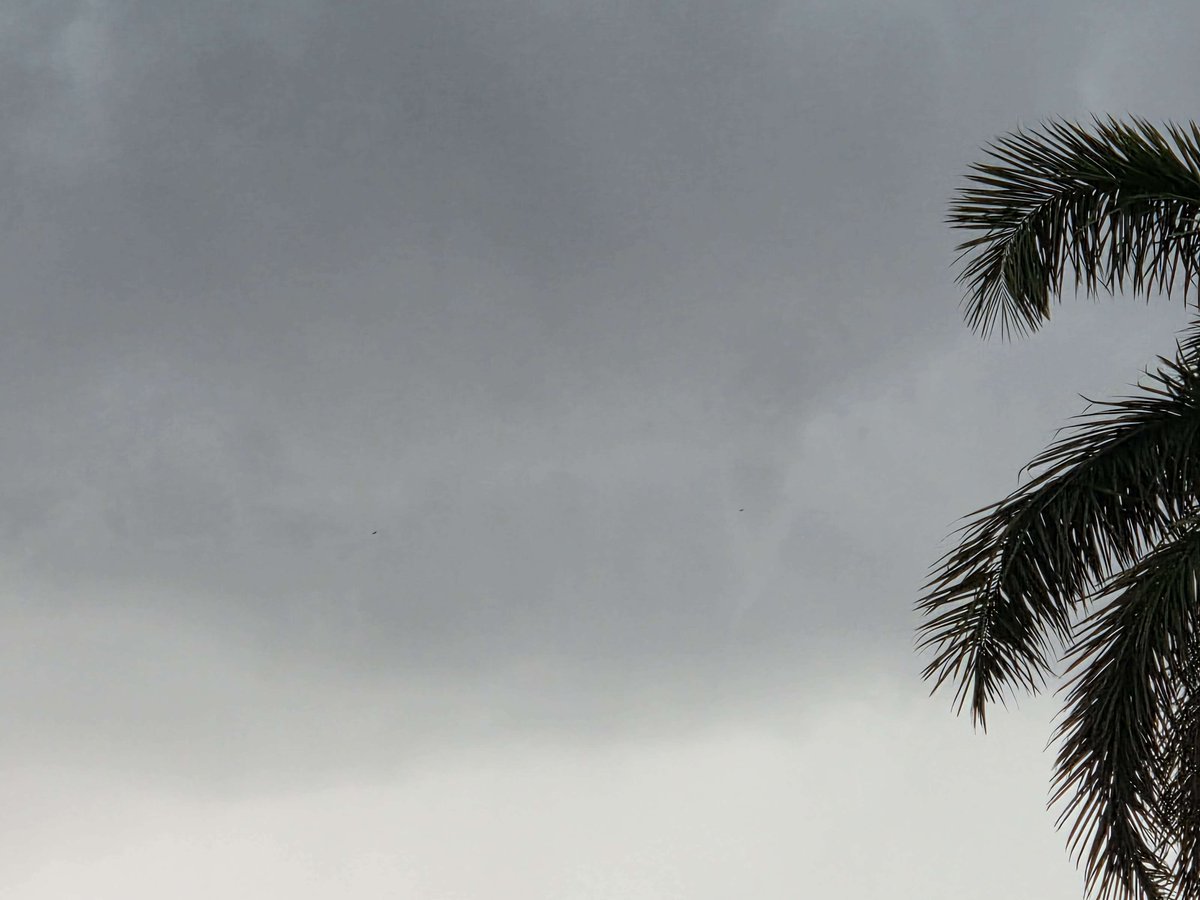 srsrox's tweet photo. @NWSTampaBay Funnel cloud near Cape Coral 10 minutes ago https://t.co/hTJw8CGcXA