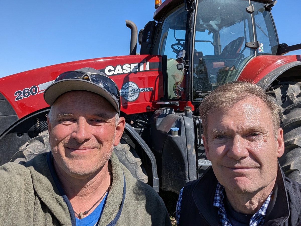 5Leroux's tweet photo. J'ai eu le plaisir de recevoir sur notre entreprise notre directeur général des Producteurs de Grains du Canada
@GrainGrowers
Toujours un plaisir de discuter avec Bruce Burrows 👍
@ProdGrainsQC
#semis2016 https://t.co/adTxM5NK8p