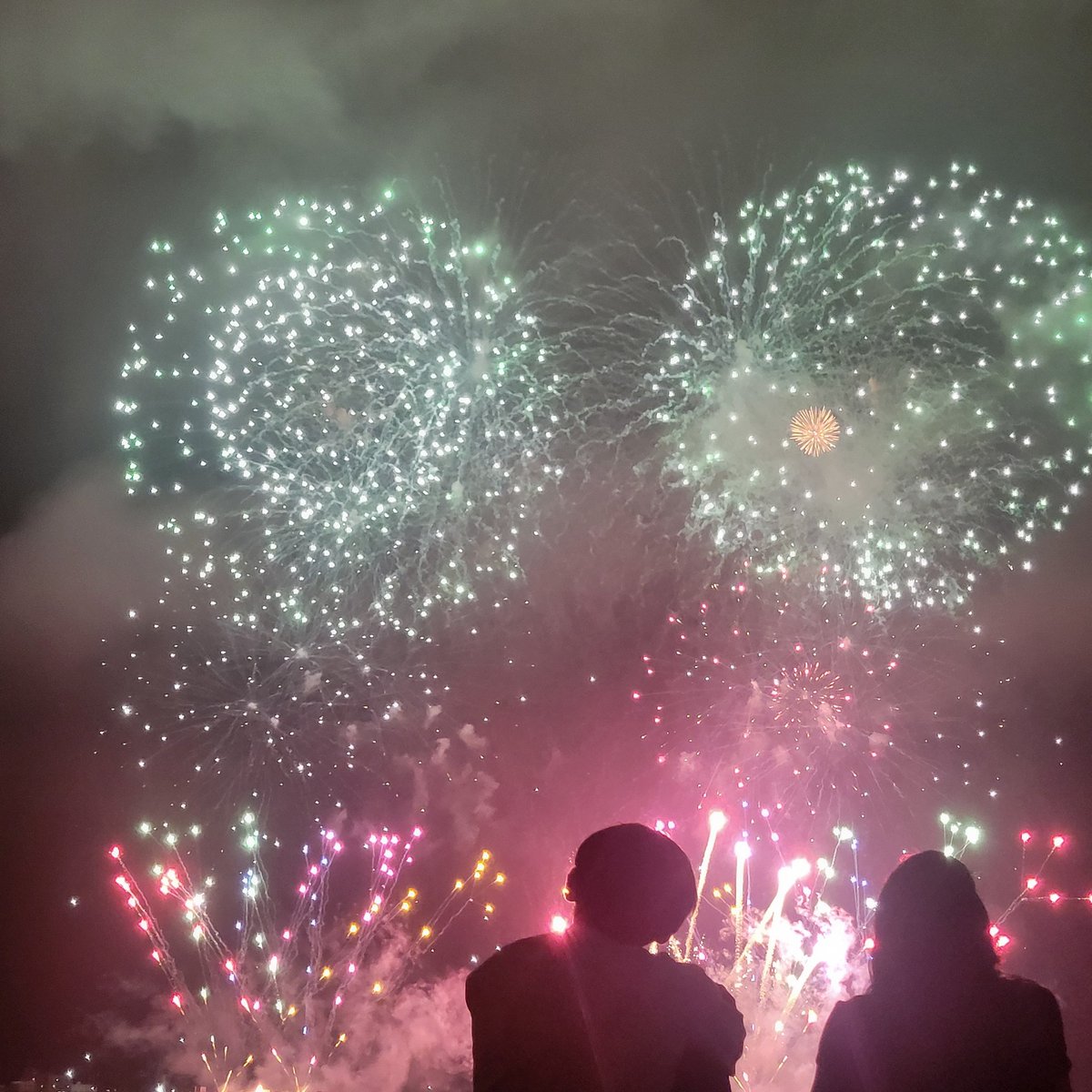 ichika_538's tweet photo. おはざいます(  ⌯ω⌯ )ᐝ

昨日は先輩に急遽花火大会に引っ張られ……素材撮影……人��いしました( ´ ཫ ` )

本日、バイト先からの出社になる為朝の配信はお休み゜(´∩  ̫ ∩｀)゜。
また、月曜日からよろしくお願いします！ https://t.co/v8XofkzNjB