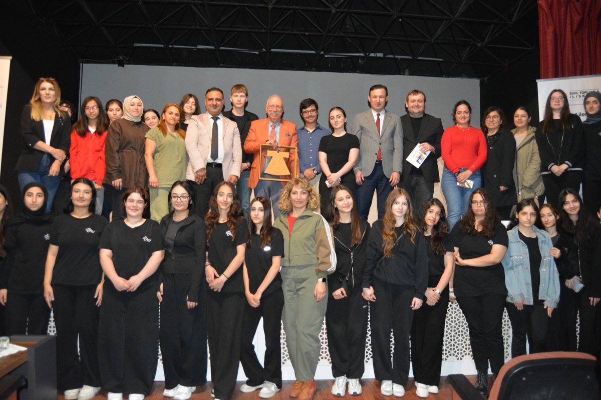 sislimem's tweet photo. @icisleriSTi desteklenen “Eğitimde Ailenin Rolü: Güçlü Toplumun Temeli Güçlü Aile” projemiz kapsamında Şişli konferansımız, Prof. Dr. Oğuz Özyaral hocamızın sunumuyla yoğun katılımla gerçekleştirildi. 
@Yusuf__Tekin @gul_davut
@MucahitYentur  @CevdetErturkmen @sevgiyucell https://t.co/NMP4Ff0Rjs