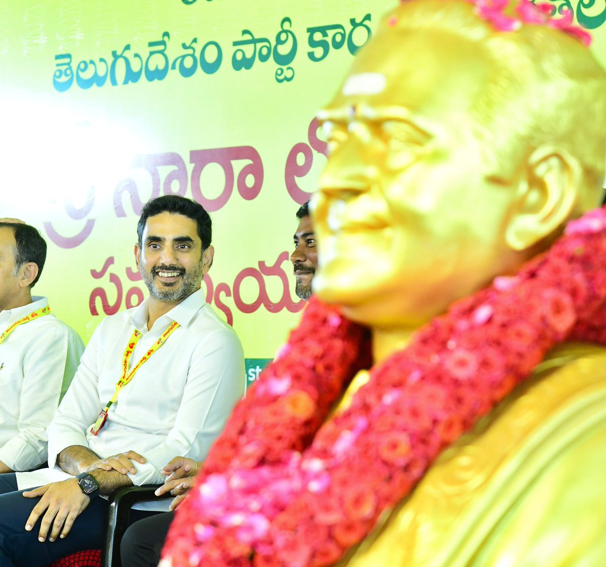 naralokesh's tweet photo. కడప నియోజకవర్గ టీడీపీ కార్యకర్తలు, నేతలతో సమన్వయ సమావేశంలో పాల్గొని ప్రసంగించాను. జగన్ రెడ్డికి ఛీటింగ్ బుక్ ఆఫ్ వరల్డ్ రికార్డు ఇవ్వొచ్చు. బయట ముద్దులు పెట్టి లోపల గొడ్డలి పోట్లు వేస్తారు. ఆయన అద్భుత నటనకు భాస్కర్ అవార్డు గ్యారంటీ. రాయలసీమకు పట్టిన క్యాన్సర్ గడ్డ జగన్మోహన్ రెడ్డి. కూటమి మధ్య చిచ్చుకు సైకో బ్యాచ్ కుట్ర పన్నుతోంది. అందరూ అప్రమత్తంగా ఉండాలి. చేసిన మంచిని చెప్పాల్సిన బాధ్యత కేడర్ దే. వర్చువల్ మహానాడును విజయవంతం చేయాలి. 2029 ఎన్నికల్లోపు కడప స్టీల్ ప్లాంట్ కమర్షియల్ ప్రొడక్షన్ ప్రారంభించేలా బాధ్యత తీసుకుంటా.