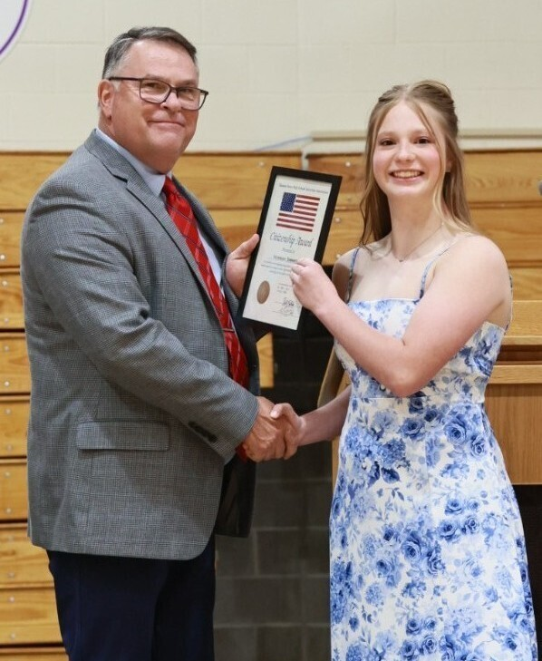 usd415's tweet photo. Congratulations to  Hiawatha  Middle School's Citizenship Award Recipients:  Drew Nelson and Hannah Simmer! https://t.co/mm8GaFPUgo