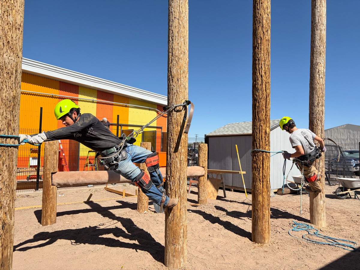 PNMtalk's tweet photo. 🎓⚡ Congrats to the newest PNM Power Pros grads from ACE Leadership High School in Albuquerque! Gaining hands-on skills for energy careers today, powering NM’s future tomorrow. 🌄🔌
Learn more: https://t.co/jDJtLyipBG https://t.co/C6Bzd2kaIP