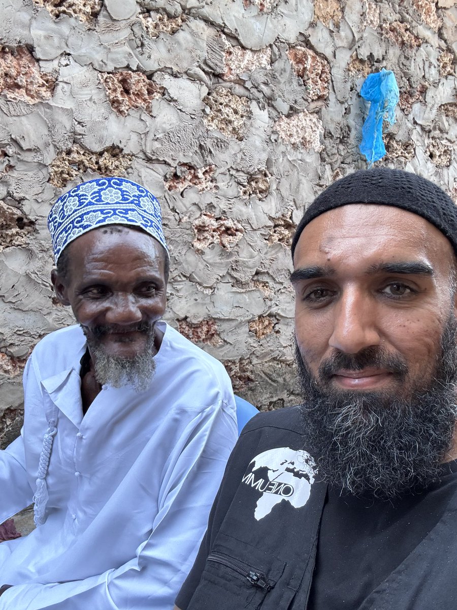 AbuHafsah1's tweet photo. His wife passed away 40 years ago and he never remarried.

He’s alone, partially paralysed and collects 1500 plastic bottles every month to pay rent.

Today we covered his rent for a year and are kitting his house up with essentials.

Want to help him and others just like him? 👇 https://t.co/0CoR4vachp