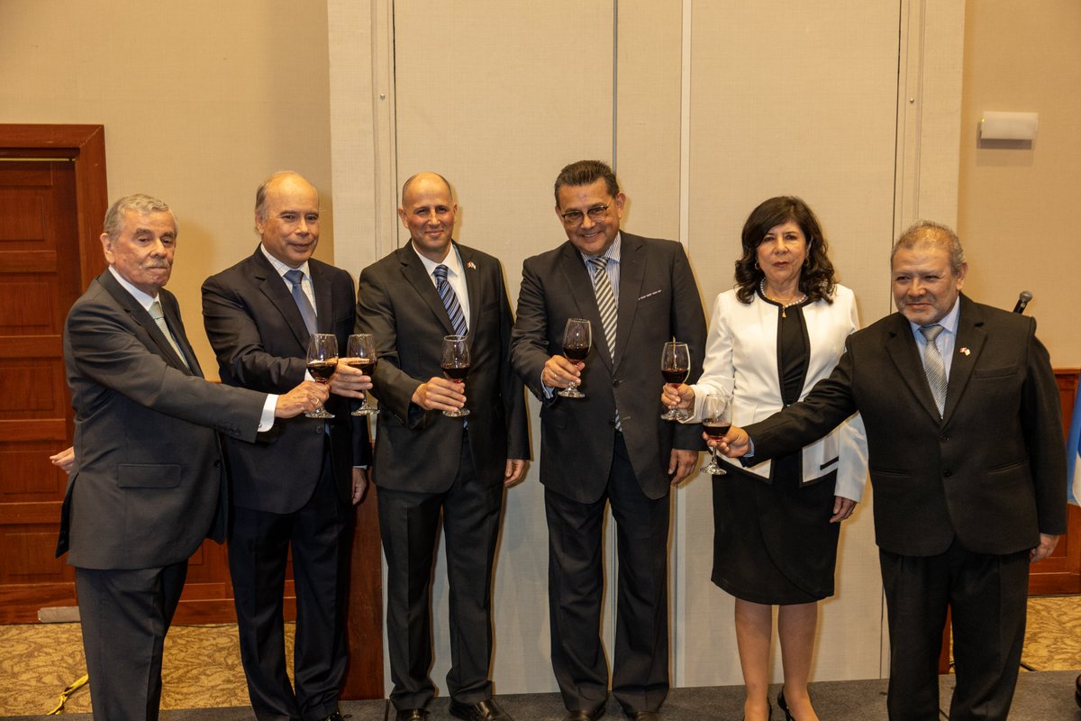 IsraelinPeru's tweet photo. Muchas gracias a todos los que vinieron a celebrar con nosotros el 78.º aniversario de la independencia de Israel 💙
Fue una magnífica oportunidad para destacar los logros de #Israel en tecnología, innovación y creatividad, así como las sólidas relaciones de amistad y cooperación que unen a Perú e Israel 🇵🇪 🤝 🇮🇱
Los invitamos a ver el video 📽️que resume nuestro evento del Día de Independencia.