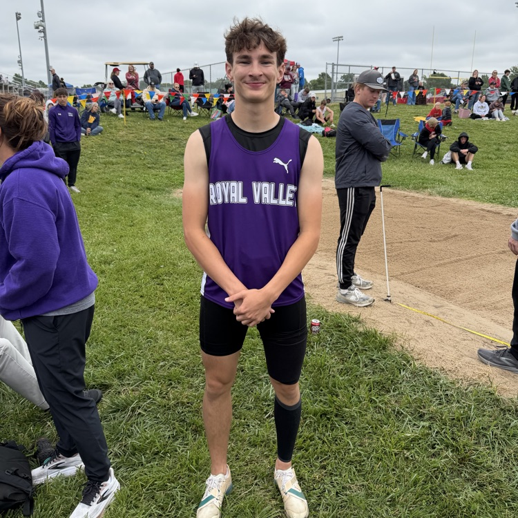 RV337's tweet photo. 🚨REGIONAL CHAMP🚨

Griffin Cumpton takes 1st in Long Jump with a jump 20'10.5" qualifying for state! https://t.co/xRlCAVN0H9