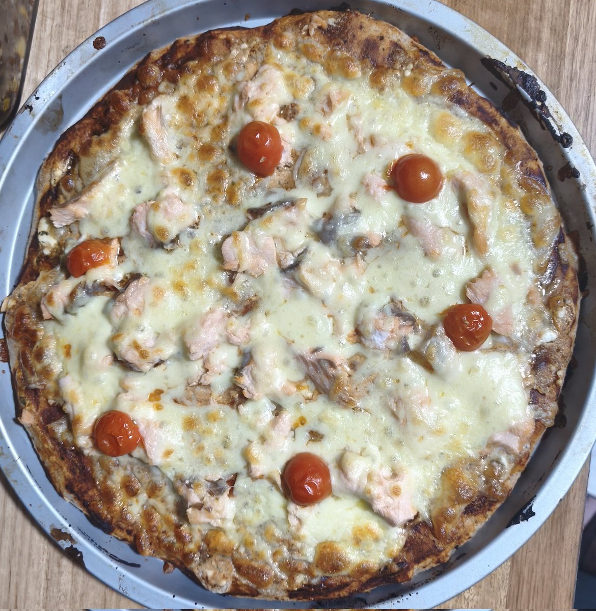 DianaQuo's tweet photo. ١٥ دقيقة بيتزا بعد المغرب 
#SalamonCheese
#Wholewheat 
#Sourdough 
بس دقيق الحبة الكاملة في البيتزا ادائه مش مشرف
🐟 https://t.co/kZWwjzV25N