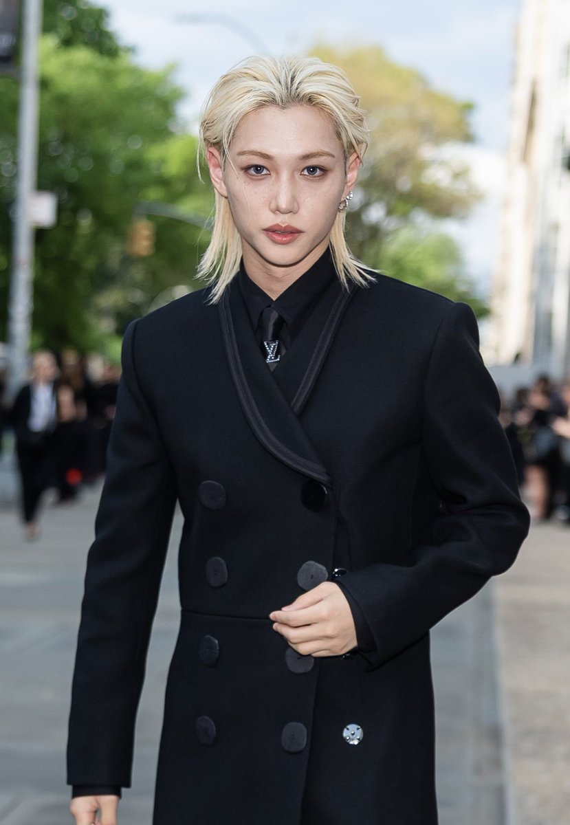 OneilyMusic's tweet photo. Felix of Stray Kids attends the Louis Vuitton Cruise 2027 show in New York. https://t.co/38FuhGeKfp