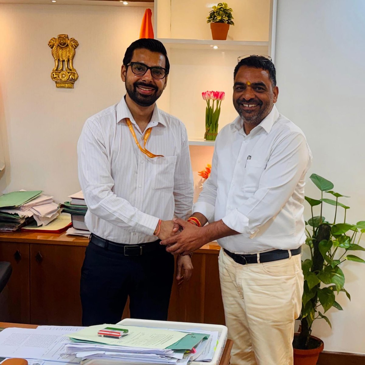 vikrambidhuri's tweet photo. आज केंद्रीय शहरी विकास मंत्रालय में कार्यरत IES अधिकारी श्री @ImPuspendra14 जी से आत्मीय एवं मित्रवत अनौपचारिक भेंट की।सरल ,सौम्य ,स्वभाव के धनी पुष्पेन्द्र जी से देश, दुनिया, तथा सामाजिक विषयों पर सार्थक चर्चा हुई। @mygovindia https://t.co/O3cihbvb7R