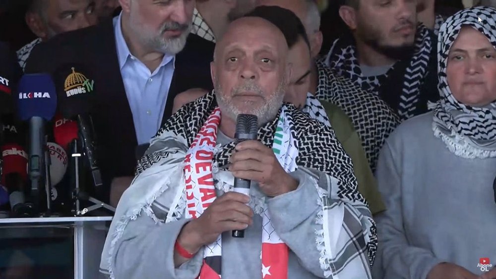 hakiskonf's tweet photo. ARSLAN, ONUR YOLCULUĞUNDAN DÖNDÜ 

ARSLAN: “BU KATİL SÜRÜLERİNİN YAPTIKLARI YANLARINA KAR KALMAYACAK” 

Genel Başkanımız Mahmut Arslan, Genel Sekreter Yardımcımız Fatma Zengin ve Global SUMUD Filosu aktivistleri onur yolculuğundan ülkemize döndü. Genel Başkanımız Arslan, “Bu katil sürelerinin yaptıkları yanlarına kar kalmayacak dedi”

Genel Başkanımız Mahmut Arslan, Genel Sekreter Yardımcımız Fatma Zengin ve beraberindeki aktivistler bugün devletimizin diplomatik girişimleri sonucunda Türk Hava Yolları’na ait uçaklarla İstanbul’a getirildi. Arslan, İstanbul Havalimanı VIP Terminali’nde gerçekleştirilen basın açıklamasında, Siyonist İsrail’in uluslararası hukuku hiçe sayan saldırgan tutumuna ve alıkoyma sürecinde yaşanan insan hakları ihlallerine ilişkin değerlendirmelerde bulundu. 

Arslan, şimdiye kadar 70 ülkeden yaklaşık 500 aktivistin Global SUMUD Misyonuna katıldığını belirterek, SUMUD’un küresel vicdanın ortak sesi haline geldiğini ifade etti. SUMUD Misyonunun ne kadar kıymetli ve ne kadar etkili olduğunun yaşanan süreçte bir kez daha görüldüğünü belirten Arslan, Siyonist İsrail’in en büyük korkusunun uluslararası dayanışma olduğunu söyledi.

https://t.co/kb14OjSSXk