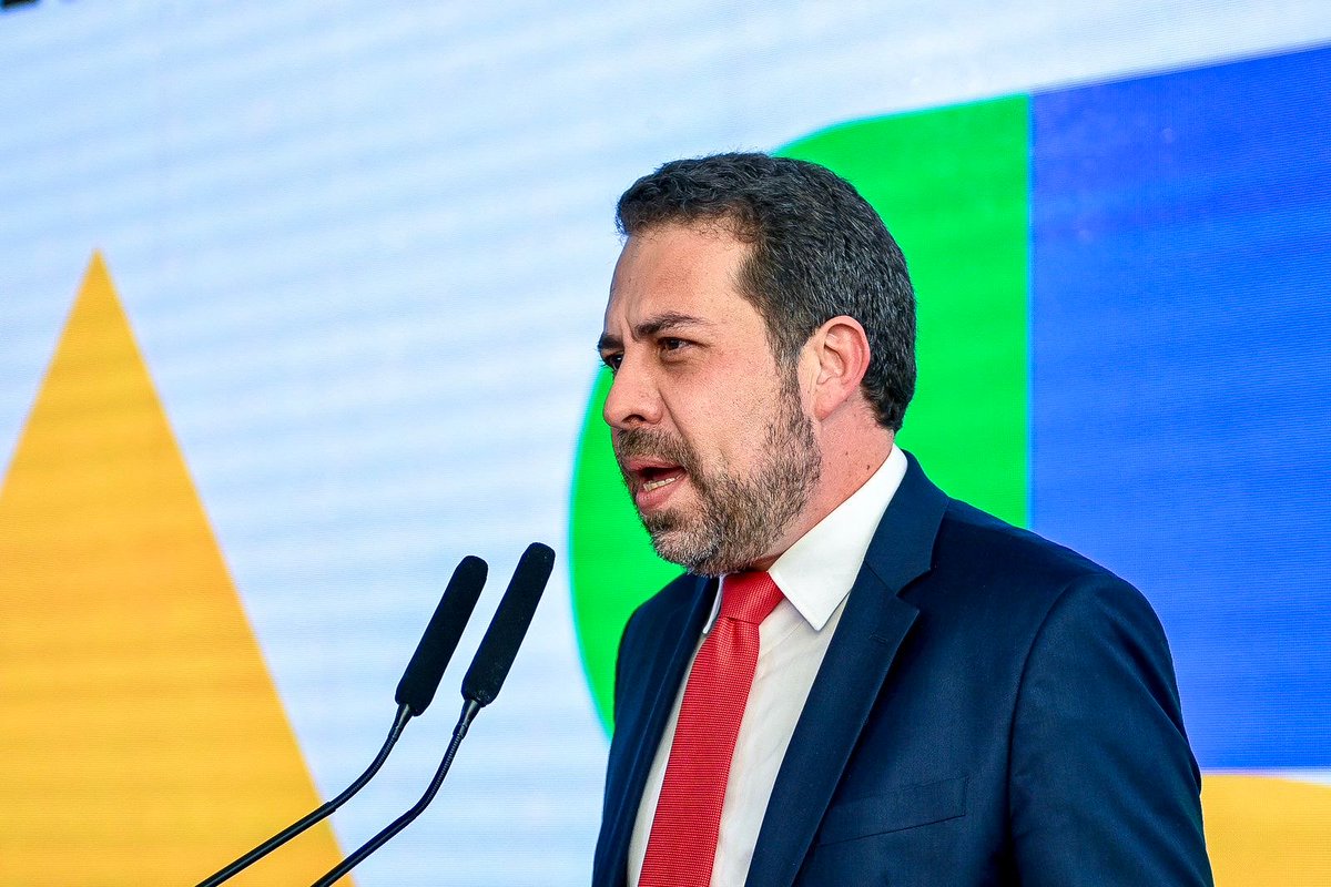 analise2025's tweet photo. Deputados que compõem a Comissão Especial que debate o fim da escala 6x1 estão revoltados com o ministro Boulos!

O motivo: Boulos quer o fim da escala 6x1 ainda esse ano, enquanto os deputados querem uma transição de 3 anos ou mais!

Alguém precisa avisar os deputados que não é só o Boulos, a maioria da população quer o fim imediato da escala 6x1!