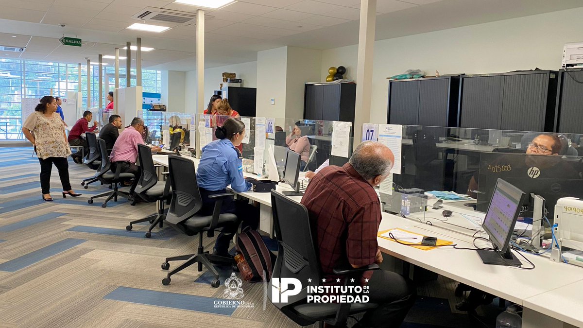 ip_hond's tweet photo. En el Instituto de la Propiedad seguimos trabajando para brindarte una atención continua y eficiente. 💼🏛️

Nuestros equipos mantienen la atención al usuario en horario corrido, garantizando un servicio oportuno y de calidad para todos los ciudadanos.

 A nivel nacional.🇭🇳 https://t.co/3EXMr9xHfK