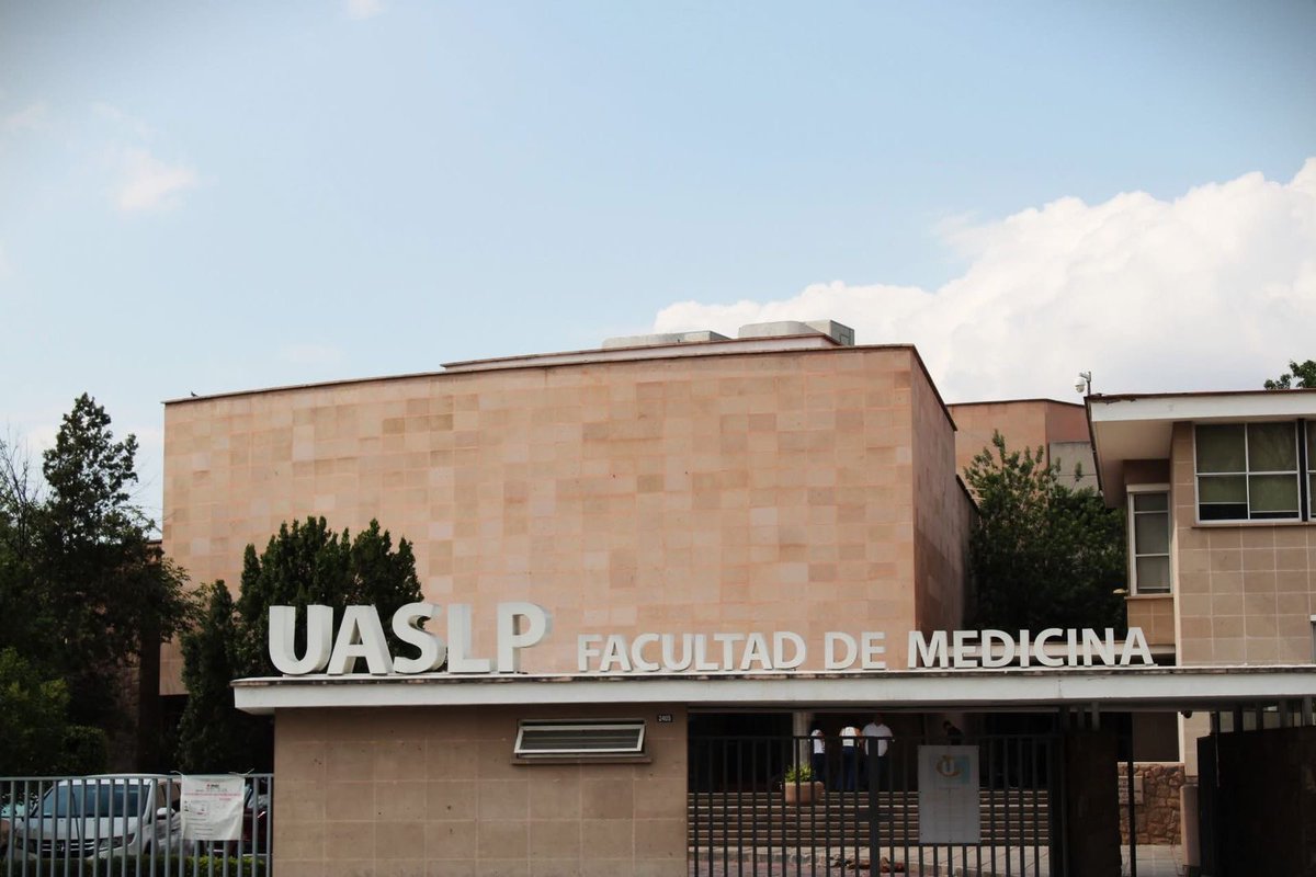 LaUASLP's tweet photo. ⚕️🥼👩‍⚕️ #UASLP reafirma excelencia médica, con primer lugar entre universidades públicas en el #ENARM

🌐 La Facultad de @MedicinaUASLP destacó entre 141 escuelas y facultades de medicina cuyos egresados presentaron el examen nacional. 
https://t.co/6ziy4AlMLQ https://t.co/KcyOGku6Vc