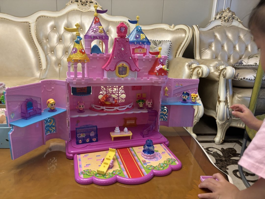 chkidd's tweet photo. [Today's little win: Building a block castle with my 5-year-old who decided it needed a "dragon guard" and a moat filled with toy ducks. Hands-on fun = priceless smiles! ]， https://t.co/v4Vr2HGtlh
