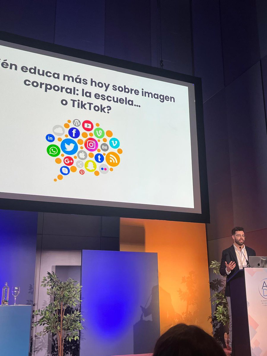 DermaHUVN's tweet photo. Presentando nuestros trabajos de investigación en la reunión del grupo de Epidemiología en el congreso #AEDV2026 https://t.co/ddNVsNtche