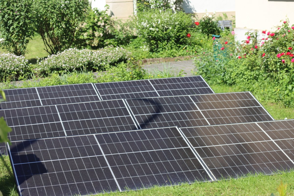 balkonsolar's tweet photo. Wir haben die Informationen zu #Steckersolar & #Steckerspeicher für #Einfamilienhäuser überarbeitet und dabei auch neue große Systeme wie den #AnkerSolix #Solarbank4 berücksichtigt:
https://t.co/4lokAyxmr1 https://t.co/Ji83WbCdS8