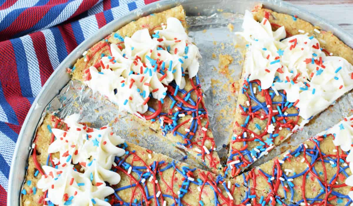 TheRebelChick's tweet photo. Looking for easy desserts and sweet treats to make this weekend? Here are our favorite 33 Delicious Red White and Blue Recipes for Memorial Day Weekend! Get the recipes here: https://t.co/YdjkMqtoaQ https://t.co/JkNHGYR9R1