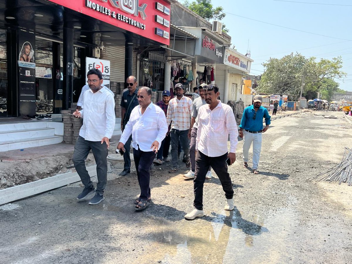 KCRathodUna's tweet photo. ઉના શહેરમાં આવેલ ટાવર ચોક થી લઈ અને ત્રિકોણ બાગ સુધી ચાલતા વિકાસના કામો સિમેન્ટ રોડ, ગટરના કામો, નવા કનેક્શનો, PGVCL ના થાંભલા, ગટરના ઢાંકણાઓ વગેરે કામોનું નિરીક્ષણ કર્યું. નગરપાલિકાના સ્ટાફને સાથે રાખીને કોન્ટ્રાકટર પાસેથી કામોની માહિતી મેળવી હતી. (1/1) https://t.co/Jov0fdsTQf