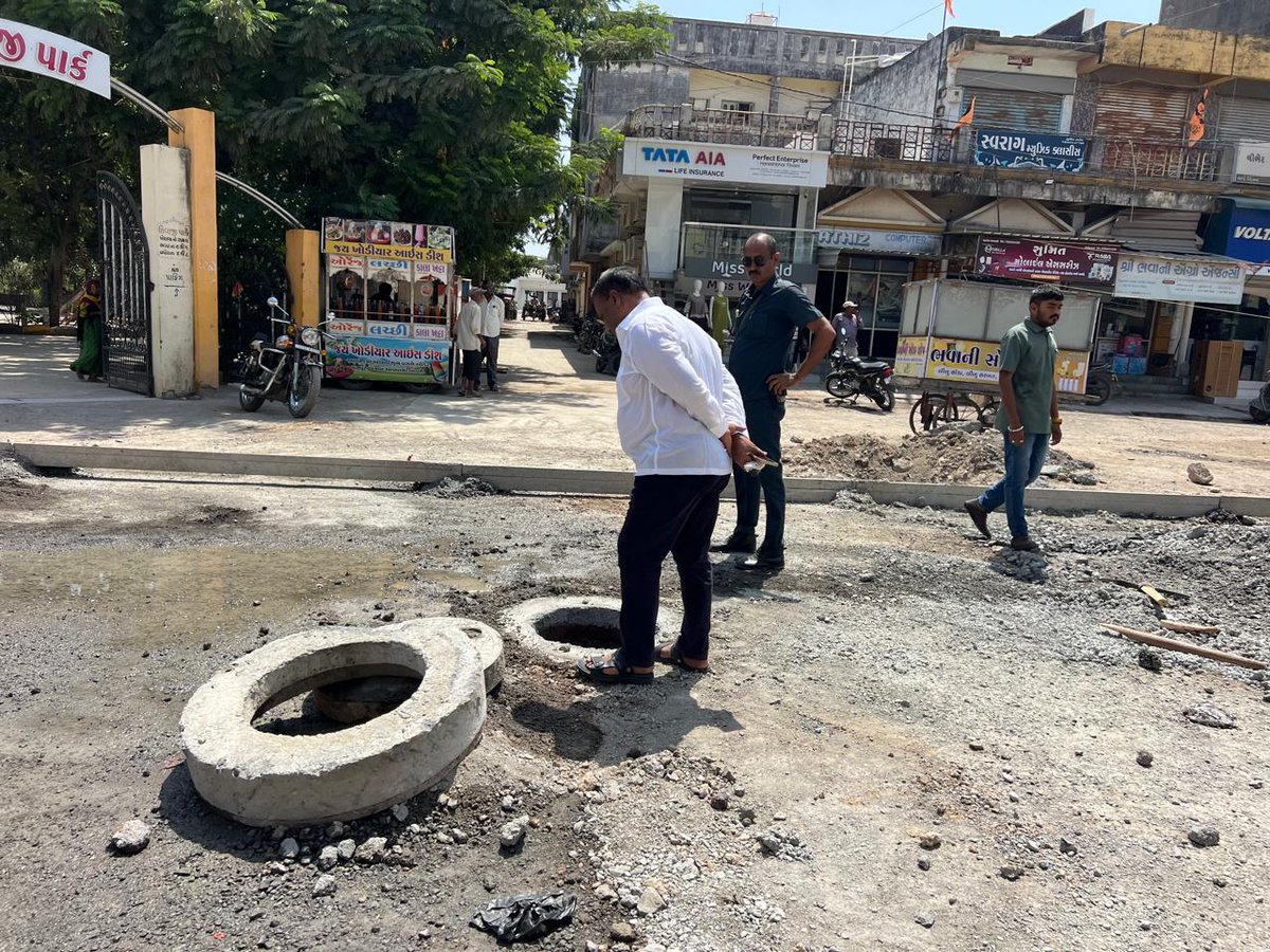 KCRathodUna's tweet photo. ઉના શહેરમાં આવેલ ટાવર ચોક થી લઈ અને ત્રિકોણ બાગ સુધી ચાલતા વિકાસના કામો સિમેન્ટ રોડ, ગટરના કામો, નવા કનેક્શનો, PGVCL ના થાંભલા, ગટરના ઢાંકણાઓ વગેરે કામોનું નિરીક્ષણ કર્યું. નગરપાલિકાના સ્ટાફને સાથે રાખીને કોન્ટ્રાકટર પાસેથી કામોની માહિતી મેળવી હતી. (1/1) https://t.co/Jov0fdsTQf