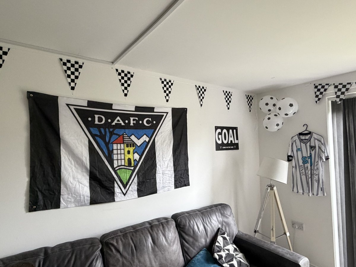 Kimmymac07's tweet photo. @officialdafc @FergCon25 West Fife homeless service’s support flat decorated for the final 🏁🖤🤍 https://t.co/i4U6WzBGIO