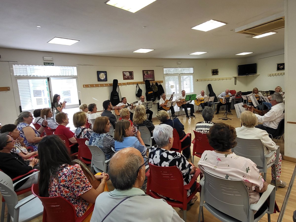 PSOEAlcaladeH's tweet photo. 🎶 MAYORES I Nuestro concejal @CastillejoCalvo ha asistido esta tarde a la actuación de los alumnos de los cursos de guitarra española para mayores en el Centro de Mayores Reyes Católicos. 

¡Felicidades por el concierto! ¡Y gracias por la invitación! 👏🏻👏🏻👏🏻 https://t.co/jpuTWh0PT8