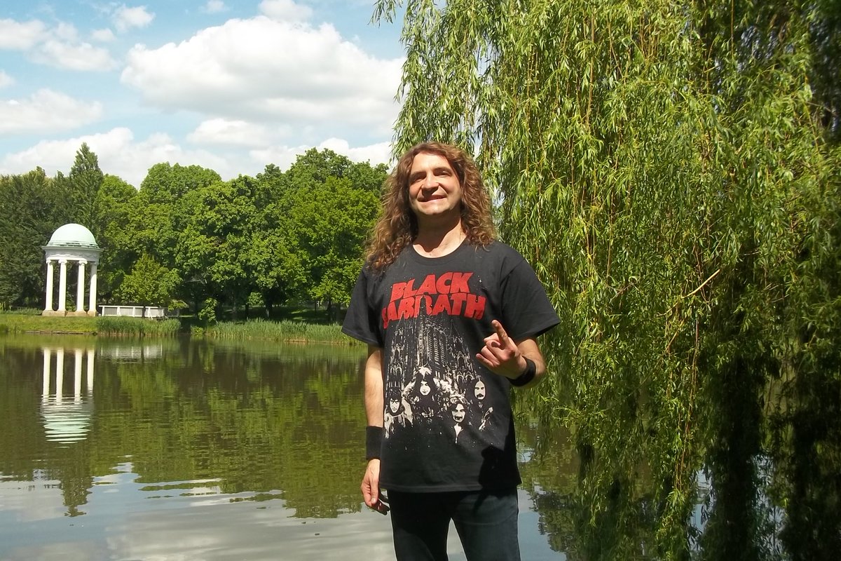 ThomasBartels83's tweet photo. Gruuuuuuuuuuuß aus dem agra-Park Leipzig 😊🤘👕🦇🎸🍀🌊🌳🏰🌞📸🌺🌿
#ThomasBartels #MetalThom #BlackSabbath #BackSabbathFan #Metalfan #Metalfan2026 #Leipzig https://t.co/V6wFumhFs4