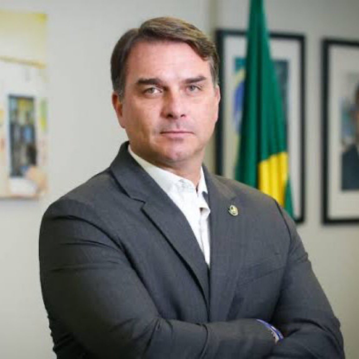 Hotspotorlando's tweet photo. “🚨 HISTORIC FIRST FOR BRAZIL! 🇧🇷🇺🇸
Senator Flávio Bolsonaro just received a formal invitation to the White House — as a presidential candidate, BEFORE the 2026 elections.
This is a unicorn moment. Never happened before in our modern democracy. While others waited until after winning, Flávio is already opening doors with strength and confidence.
‘Call the White House and ask them if this is true or false’ — spoken like a true leader.
The future is looking bright. Brazil rising with real alliances!
What a time to be alive. 🔥”