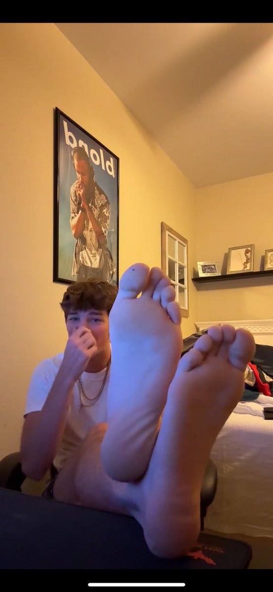 TiktokMaleFeet's tweet photo. I could watch him all day just with his big feet up like that 🤤🤤🤤

#TiltokMalefeet https://t.co/1KV2JiN78u