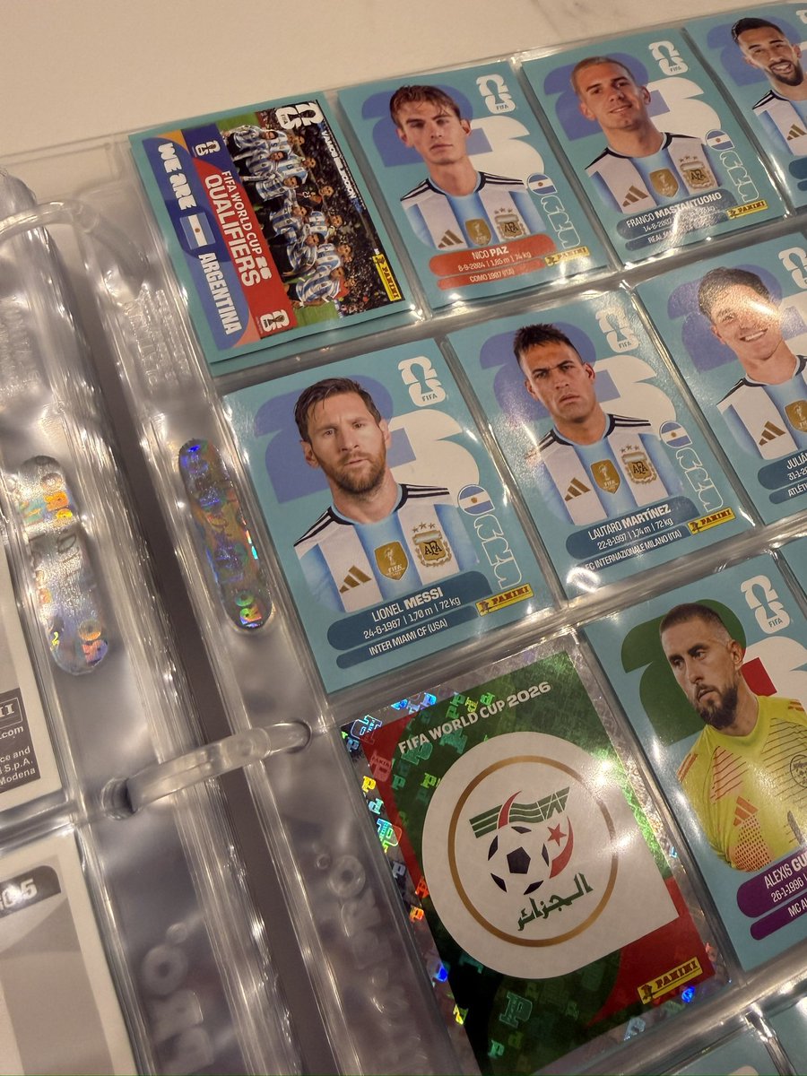 aitorcards's tweet photo. Así luce la colección del #worldcup 26 de @panini_espana 

Archivador unikeep gentileza de @TikiTakaCards con fundas ultra pro de 16 huecos ( imposibles de conseguir 😂) 

Yo tengo una máxima desde que empecé hace muchos años : JAMÁS PEGO UN CROMO. 

Guardo todo así. https://t.co/crb8792l41