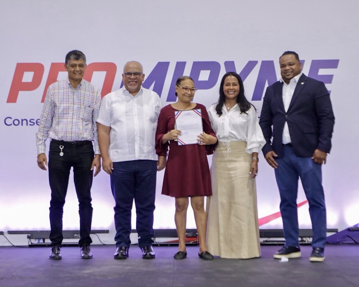 joeltorresDO's tweet photo. ¡Enhorabuena al director general de @PromipymeRD, @Fabriciogm13, y a @scarletbenzan por este gran impacto en Santo Domingo Oeste! 🙌🇩🇴

Un hito extraordinario la entrega de RD$150 millones en préstamos a 600 microempresarios en el Polideportivo de Las Caobas, destacando que el 69% de estos créditos fue dirigido a negocios liderados por mujeres.

Seguimos viendo el compromiso real de llevar el crédito financiero justo y directo a donde están l@s microempresari@s, impulsando el desarrollo local y la inclusión económica.🚀